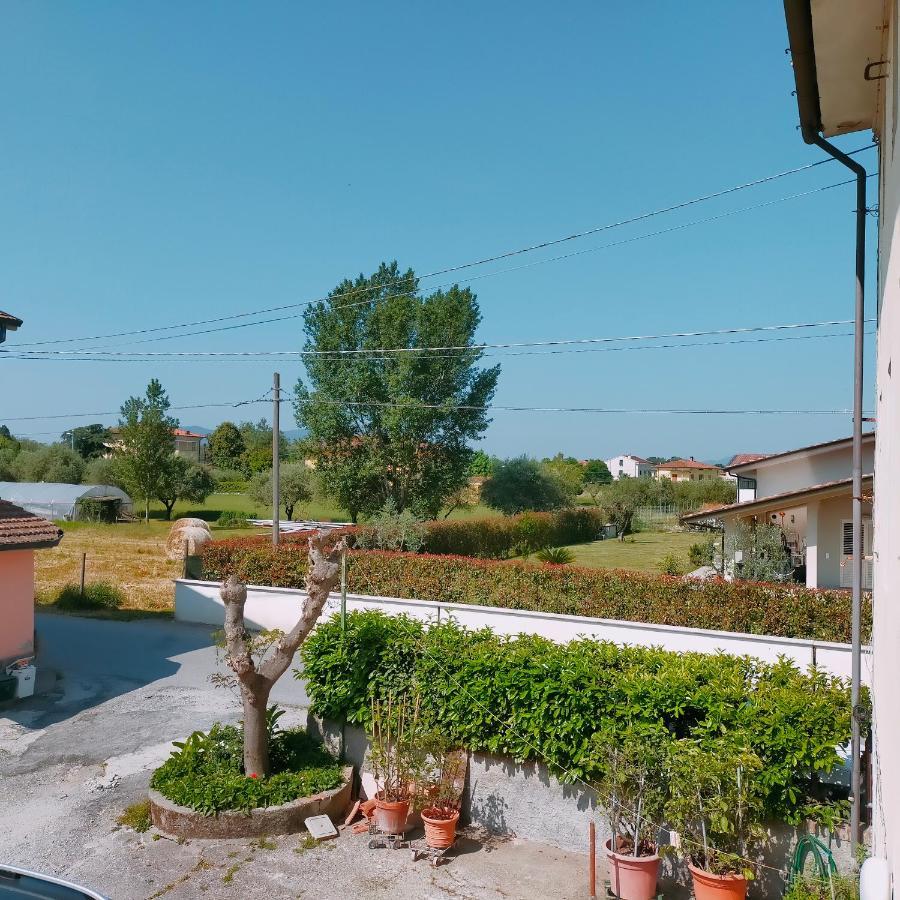 Agreable Maison En Triplex Avec Cours Interieure En Campagne Lucca Exterior foto